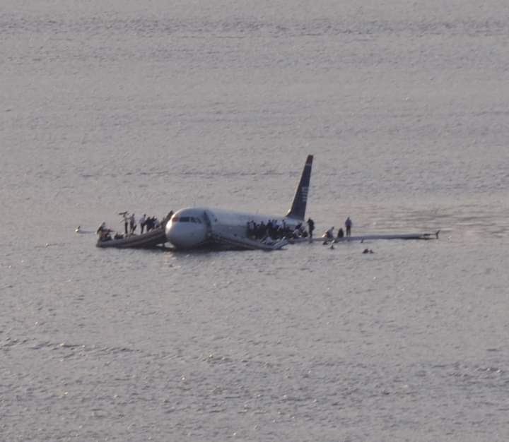 CockpitChatter's tweet photo. TDIH - 14 years ago - Miracle of the Hudson - 15th of January, 2009
- USA 🇺🇸 :
https://t.co/TligV9FkNS
#aviation #aviationlovers #Pilot #airline #Accidents #HERO https://t.co/GLFcsdvVn8