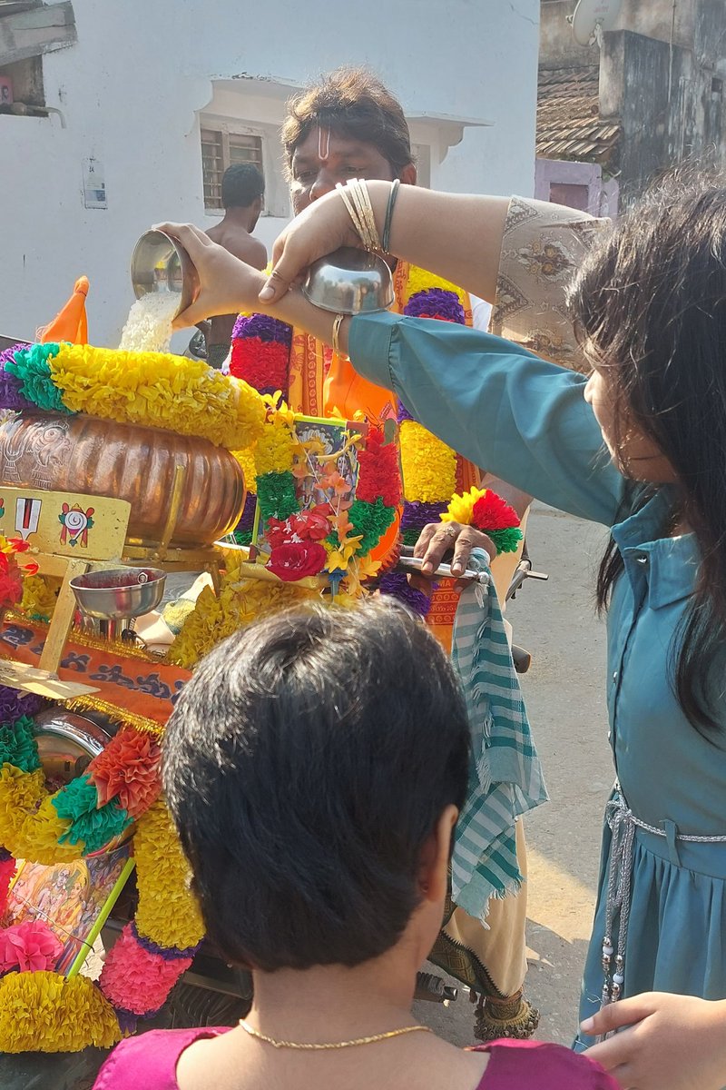 DeviprasadSD's tweet image. తెలుగువారి పెద్ద పండుగ అని మనమెంతో ఆప్యాయంగా పిలుచుకునే ఈ మకర సంక్రాంతి..ఈ ఏడాది మన జీవితాల్లో మరింత క్రాంతిని..కాంతులను..
తీసుకురావాలని ఆశిస్తూ
మీ
ఆత్మీయుడు
దేవయ్య.
🙏🙏🙏
#బరా
#సంక్రాంతి
#Sankranthi2023 
#Sankranti2023