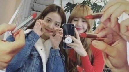 lisoopix's tweet photo. lisoo's mirror selfies through the years https://t.co/2ACIatjM4i