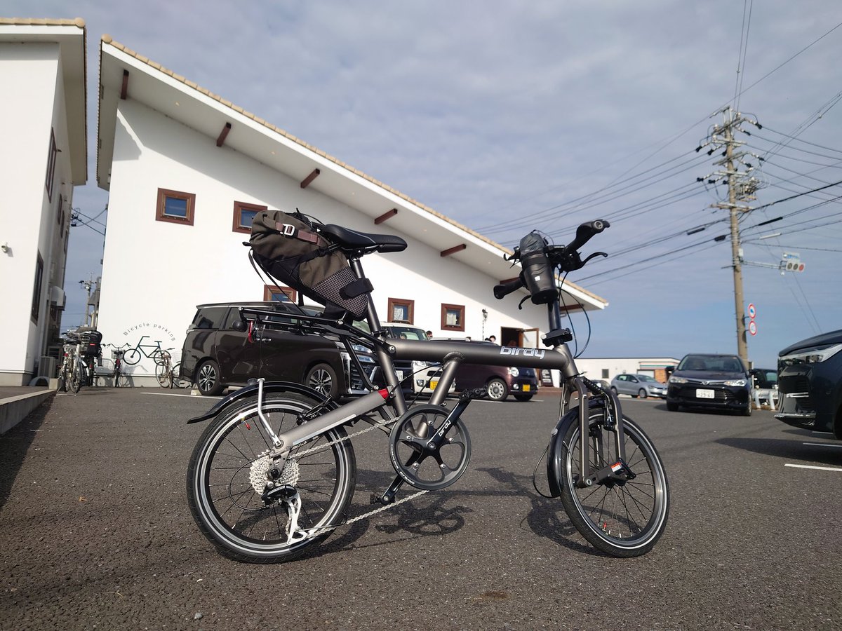 b_hannin_rider's tweet photo. 昼前にふらーっと、パン屋さんまで
ゆるポタしてきました。行きは暑かったけど、帰りは寒かった〰️。
美味しいクロワッサンでした!
#birdy
#birdyclassic
#ポタリング
#ミニベロ
#ボンルーン
#BonLune https://t.co/KdiUAHH1Zv