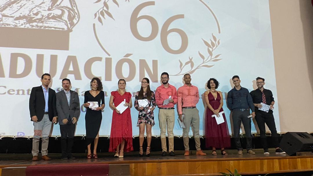 chserafin00's tweet photo. Hace justamente un mes de su despedida, pero todavía los hemos visto por ahí en este inicio de año. 🤭
Nunca es tarde para presumir a los graduados integrales de 
@HumanidadesUCLV en este curso que ya casi se acaba. 😌👏🏻 https://t.co/jUWB8oH6Qf