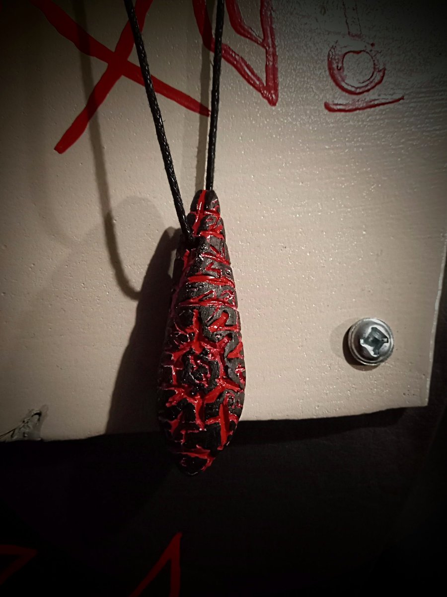 AntiHeroZemm's tweet photo. In anticipation for the Remake I decided to "finish" off my Dead Space cosplay with a hand sculpted miniature marker necklace. #DeadSpace #DeadSpaceRemake #DeadSpaceDownfall https://t.co/qDj9oaF1aJ
