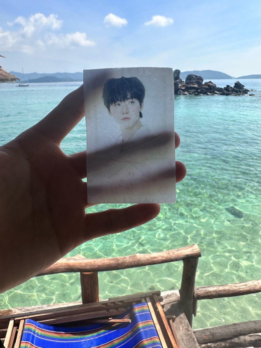 fullshan_'s tweet photo. Renjun bbl cerita ada momen yg kek takdir pas di thai. Dia main di laut &amp; liat sesuatu di air. Pas diambil ternyata foto jaemin hahaha dia langsung ngirim di gc dan member pada kaget kok bisa bisa kebetulan ketemu foto jaemin di laut. Renjun jf bilang dunia ternyata emang kecil😭 https://t.co/D5ytbP0Rdb