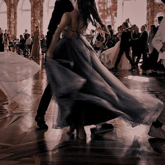 polawritesmagic's tweet photo. // lovenott

Of course Draco and Hermione's wedding would be the wedding of the century.

Of course it was going to be ostentatious as fuck. Romantic to the highest degree. Attended by the who's who of the wizarding world. Covered by at least three wizarding publications. https://t.co/grP1E7maql