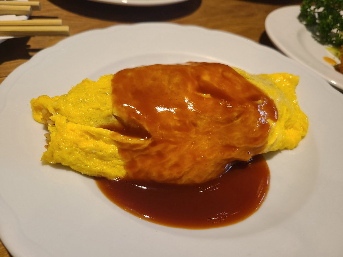 internal_Pko's tweet photo. 内Pランチ出張大阪編！ということで今日は堀江にある明治軒でランチ。昔ながらのソースを使ったオムライスはうまいのとそんなに大きくないのにめちゃお腹いっぱいになる。名物の串カツとのセットもgoodですね。 
https://t.co/78YoLd2zja

#内Pランチ https://t.co/dxqso0atMq
