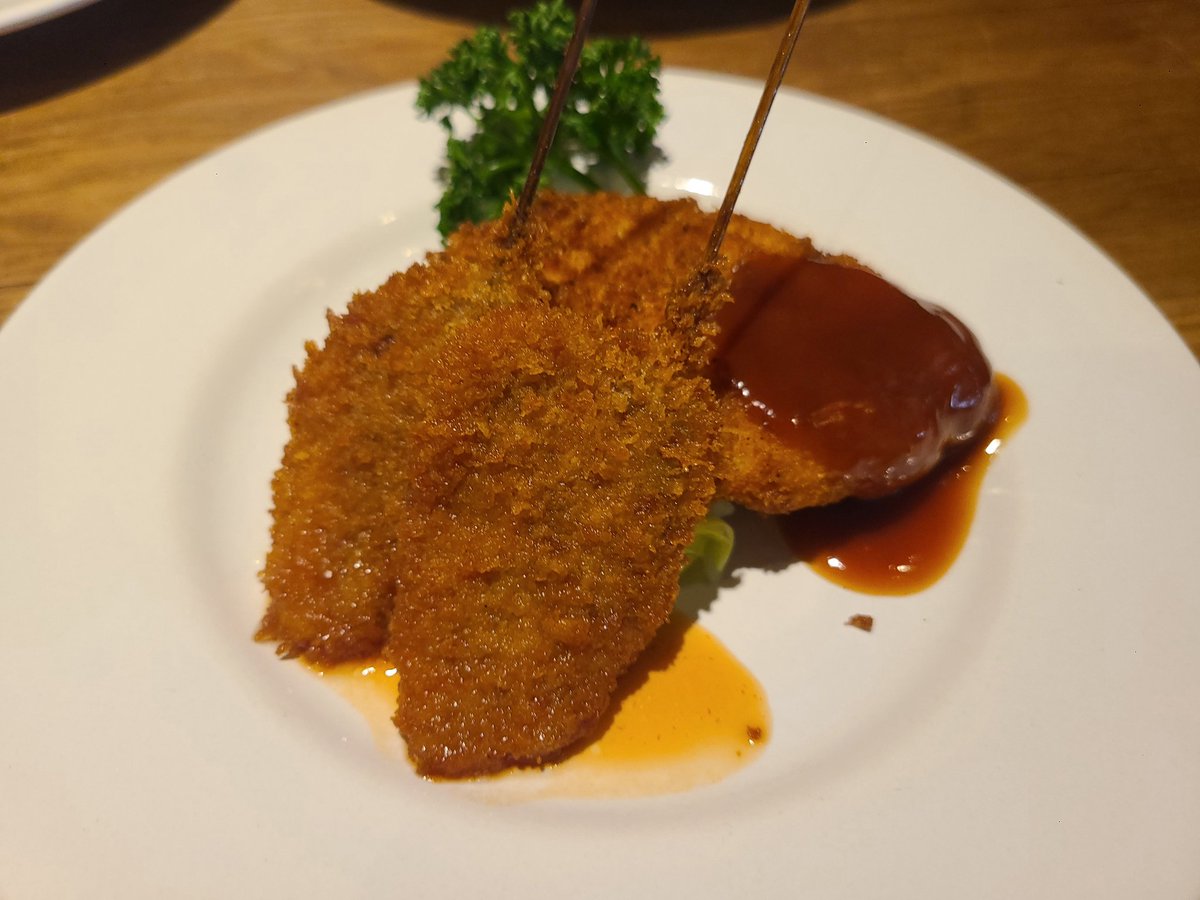 internal_Pko's tweet photo. 内Pランチ出張大阪編！ということで今日は堀江にある明治軒でランチ。昔ながらのソースを使ったオムライスはうまいのとそんなに大きくないのにめちゃお腹いっぱいになる。名物の串カツとのセットもgoodですね。 
https://t.co/78YoLd2zja

#内Pランチ https://t.co/dxqso0atMq