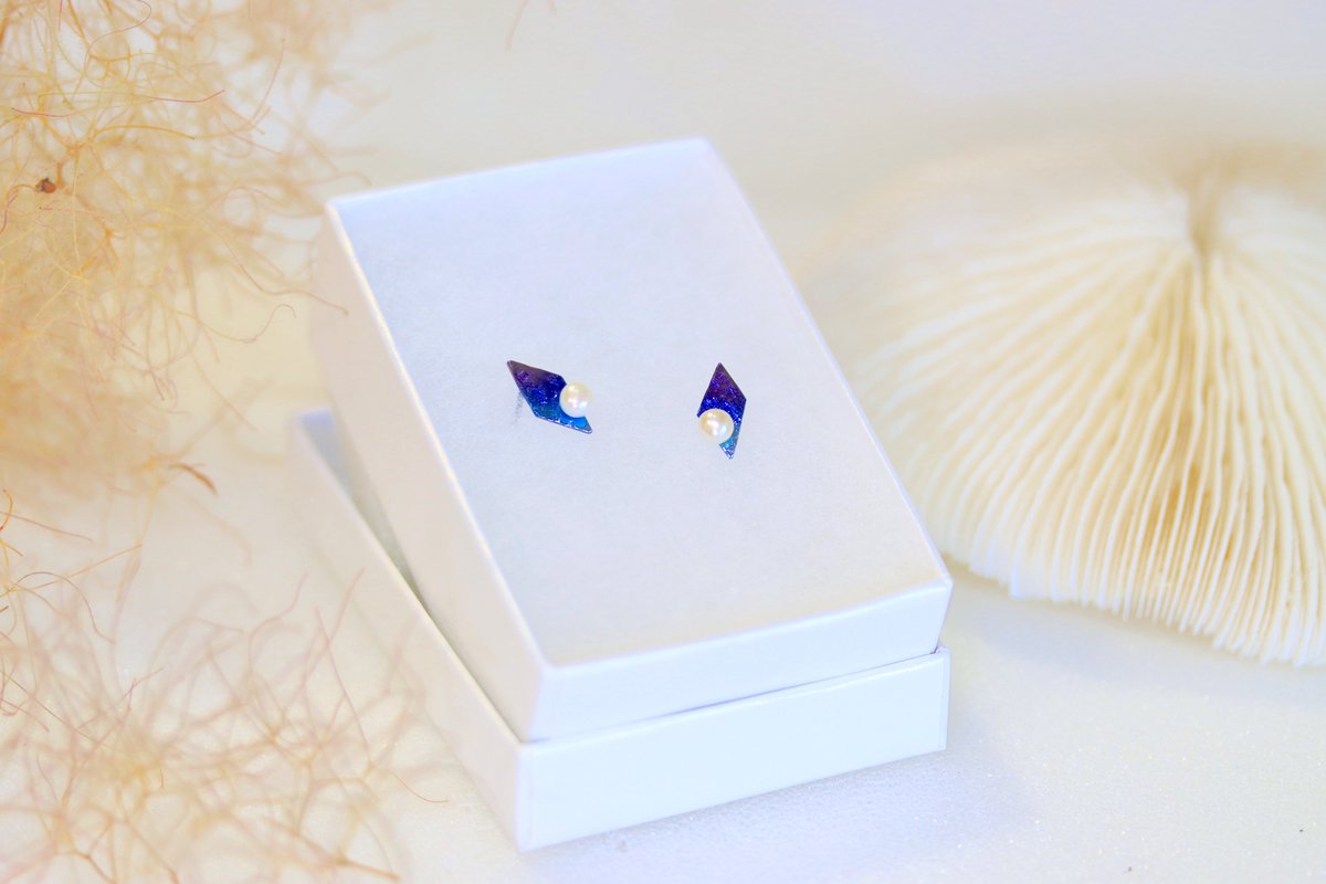 自分のなりたい形を込めることのできる器に、あなたの「理想のあなた」を込める。

鏡を見れば、自分のなりたい形を、忘れかけても教えてくれる。

あなたの生き方を示す、【 stance 】シリーズです。

asgeometry.thebase.in/items/34875961

#ピアス #チタン #チタンピアス #淡水パール #プレゼント #ギフト