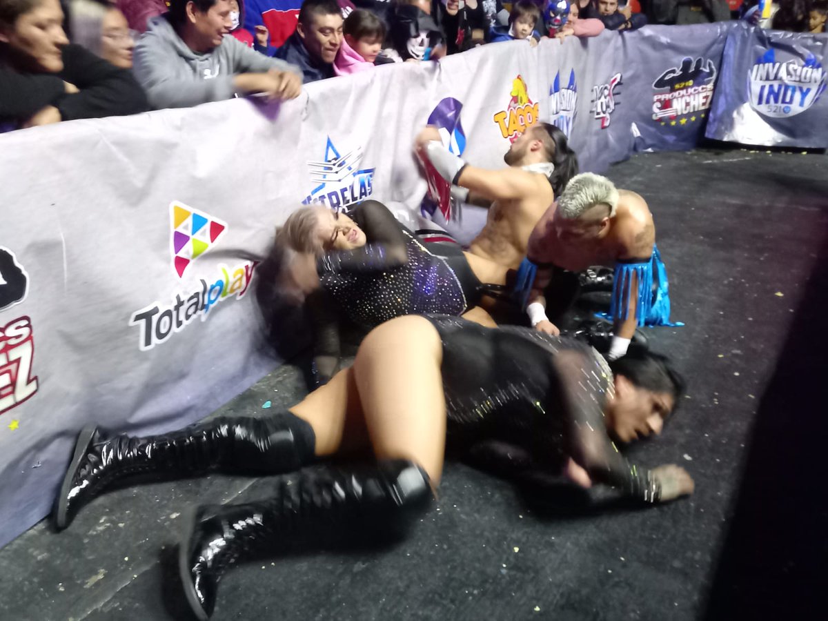 LaTijeraLucha's tweet photo. En una sensacional lucha, la experiencia de #DivaSalvaje y #Mamba se impone a los #GuaposVIP,una contienda que tuvo de todo,pero al final un beso de las #Shotas sobre #Zumbido y #CrisStoneJr les da la victoria,desde #ArenaNeza que en todo momento estuvo de lado de los #Exóticos. https://t.co/KdDdTyGaTu