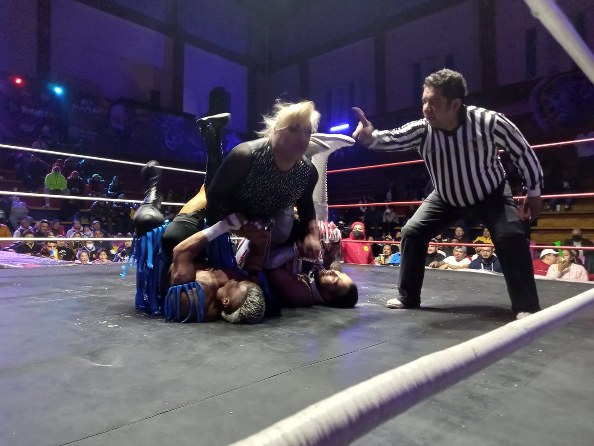 LaTijeraLucha's tweet photo. En una sensacional lucha, la experiencia de #DivaSalvaje y #Mamba se impone a los #GuaposVIP,una contienda que tuvo de todo,pero al final un beso de las #Shotas sobre #Zumbido y #CrisStoneJr les da la victoria,desde #ArenaNeza que en todo momento estuvo de lado de los #Exóticos. https://t.co/KdDdTyGaTu