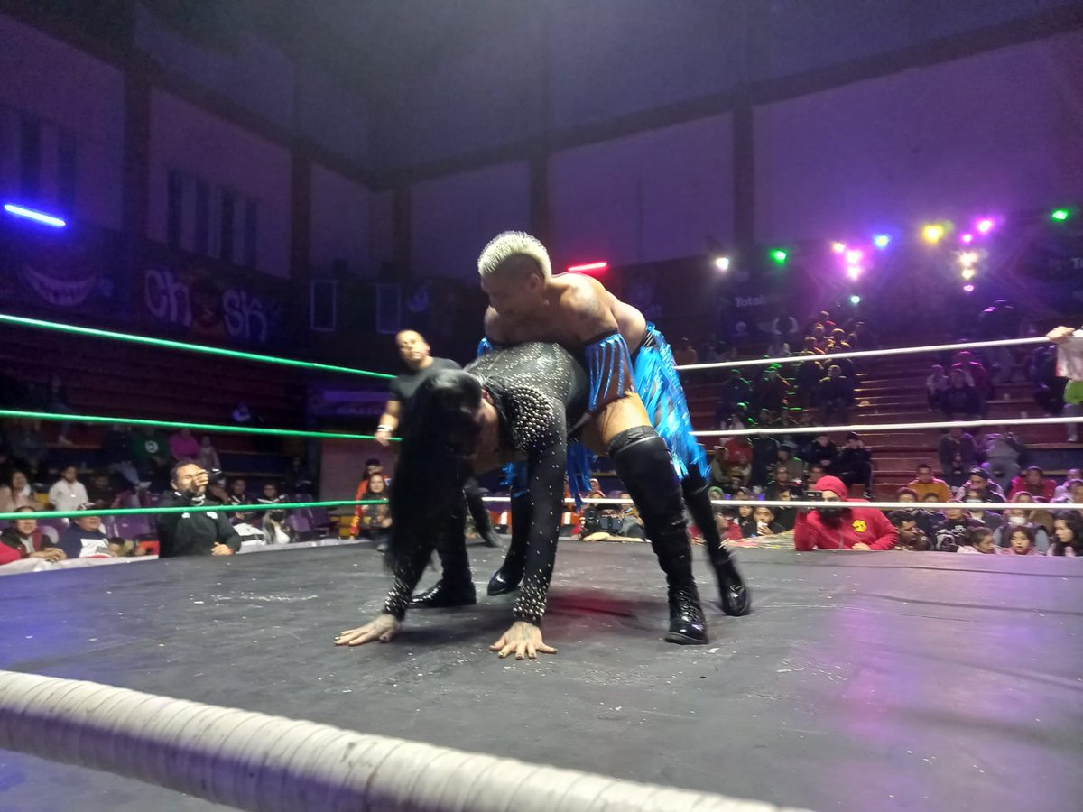 LaTijeraLucha's tweet photo. En una sensacional lucha, la experiencia de #DivaSalvaje y #Mamba se impone a los #GuaposVIP,una contienda que tuvo de todo,pero al final un beso de las #Shotas sobre #Zumbido y #CrisStoneJr les da la victoria,desde #ArenaNeza que en todo momento estuvo de lado de los #Exóticos. https://t.co/KdDdTyGaTu
