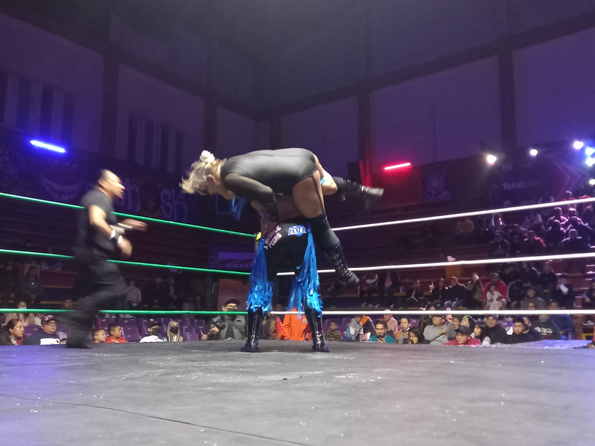 LaTijeraLucha's tweet photo. En una sensacional lucha, la experiencia de #DivaSalvaje y #Mamba se impone a los #GuaposVIP,una contienda que tuvo de todo,pero al final un beso de las #Shotas sobre #Zumbido y #CrisStoneJr les da la victoria,desde #ArenaNeza que en todo momento estuvo de lado de los #Exóticos. https://t.co/oHv5feYcax