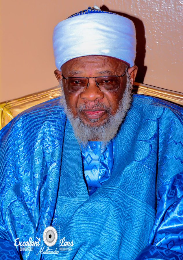 Harper_Boswel's tweet photo. A lokacin da malamai suka kasa hakurin a zo wurinsu neman fatawa, suka fara ziyartar attajirai da makarraban gwamnati. To lalacewar ilimin addini ya zo, kuma kun budewa kanku kofar wulakanci da Kaskanci.

~Marigayi Dr. Ahmad BUK.. Allah ya gafarta masa Amin. https://t.co/PRIpSecQST