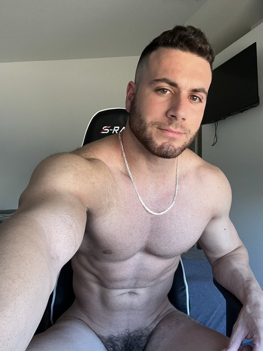 thehungbrooks's tweet photo. Let’s skip the gym and workout on my bed 😈 https://t.co/889dbGnLuV