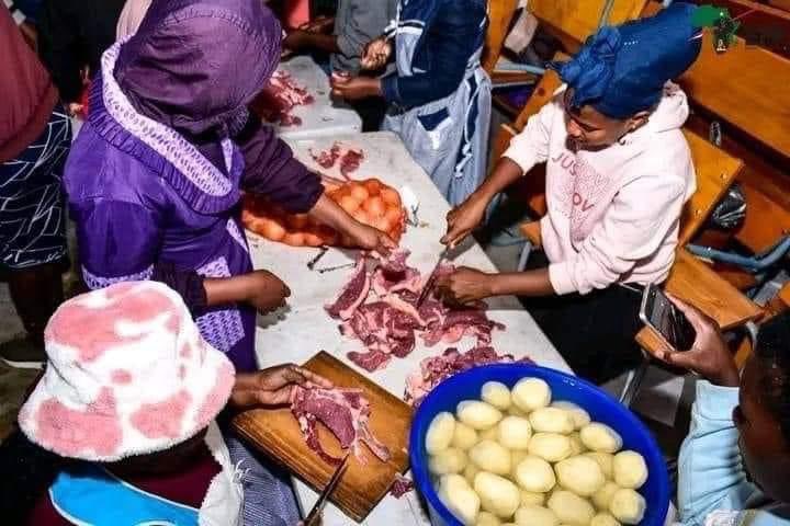 Carolinerathabe's tweet photo. Your Relatives a day after you died of HUNGER https://t.co/AxDhFSjSwU