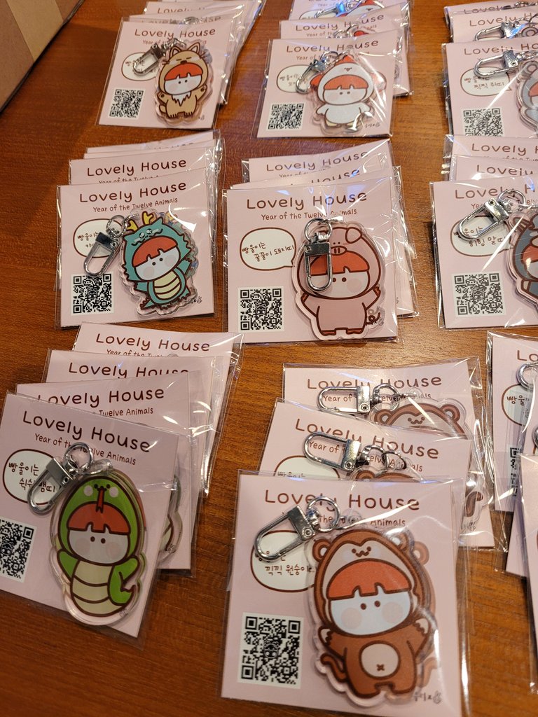 2월달 전시에 쓸 첫번째 굿즈도착♡
세상에 어쩜 한땀한땀 저렇게 예쁘게 만들어주셨는지😭 
퀄도 정말 너무 좋아용 😍
아크링키링하면 이제 <a href="/groo_papa/">GROO_PAPA</a> 님과 함께 ㅎㅎㅎ   후회없는 선택🤗  ㅎㅎㅎ
#아크릴키링 #굿즈 #12동물띠
#그루파파 #빵울이  #두리두리