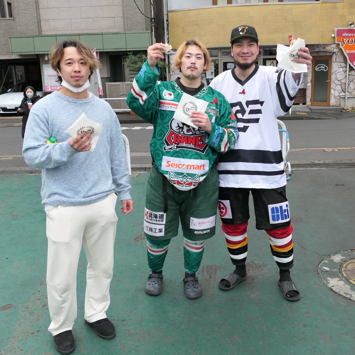 yossy134's tweet image. 選手がケータリングカーでふつーに買って食べてるんだけどwww

#ガチ氷撮 ？
#アイスホッケーヒーローズ2