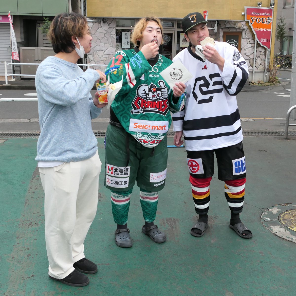 yossy134's tweet image. 選手がケータリングカーでふつーに買って食べてるんだけどwww

#ガチ氷撮 ？
#アイスホッケーヒーローズ2