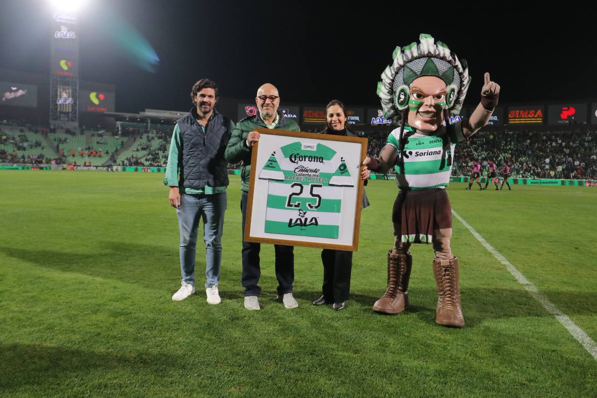 ClubSantos's tweet photo. Solo así tenía que ser en el Corona para hacer una noche increíble, ¡Gracias por todo, @Rafael_Rosell! ❤️⚔️ #ModoGuerrero https://t.co/dVmcAcgJ1v