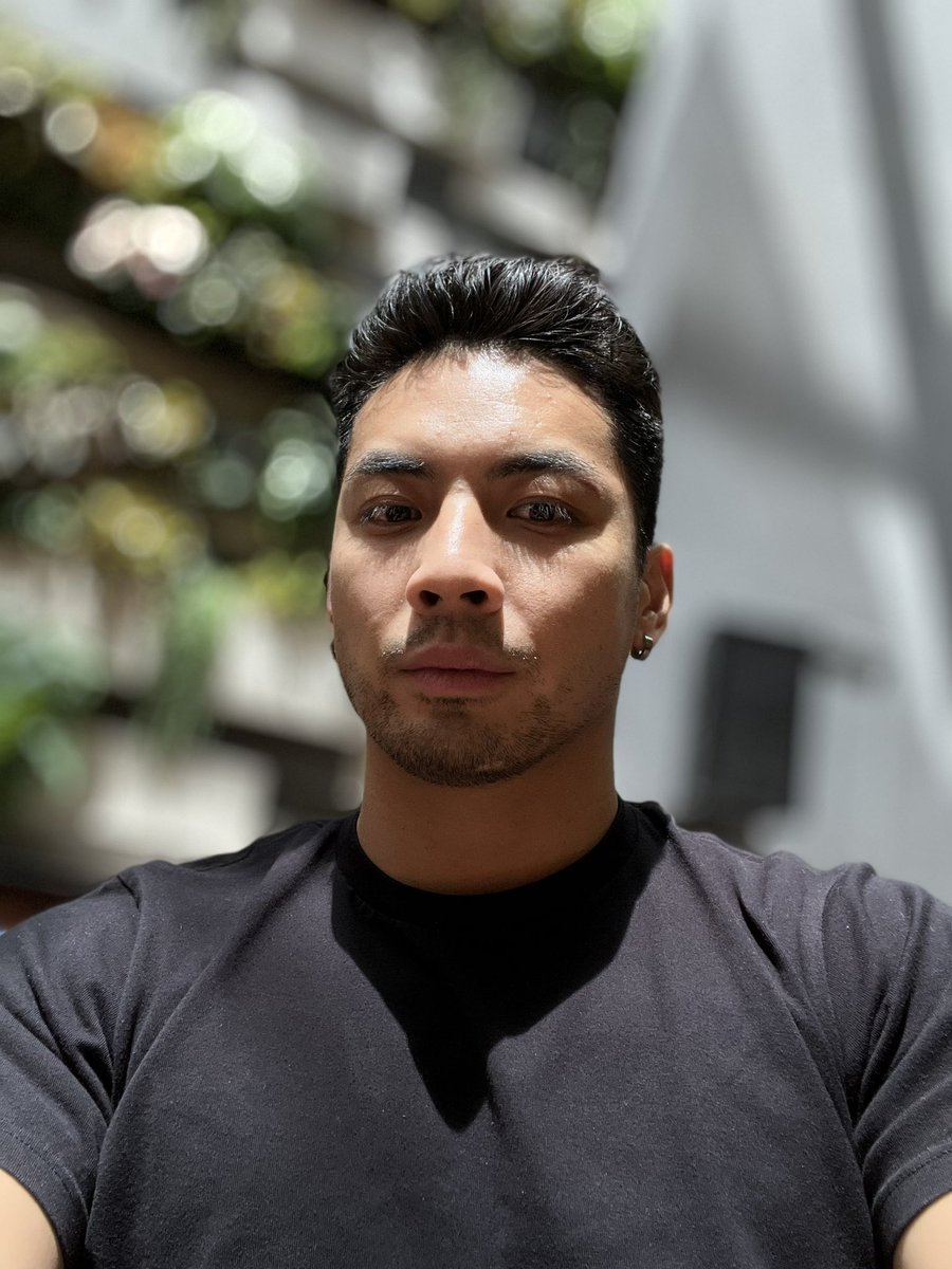 yoshi_sudarso's tweet photo. Lunch portraits 🖤💚 https://t.co/HhbjMGItdB