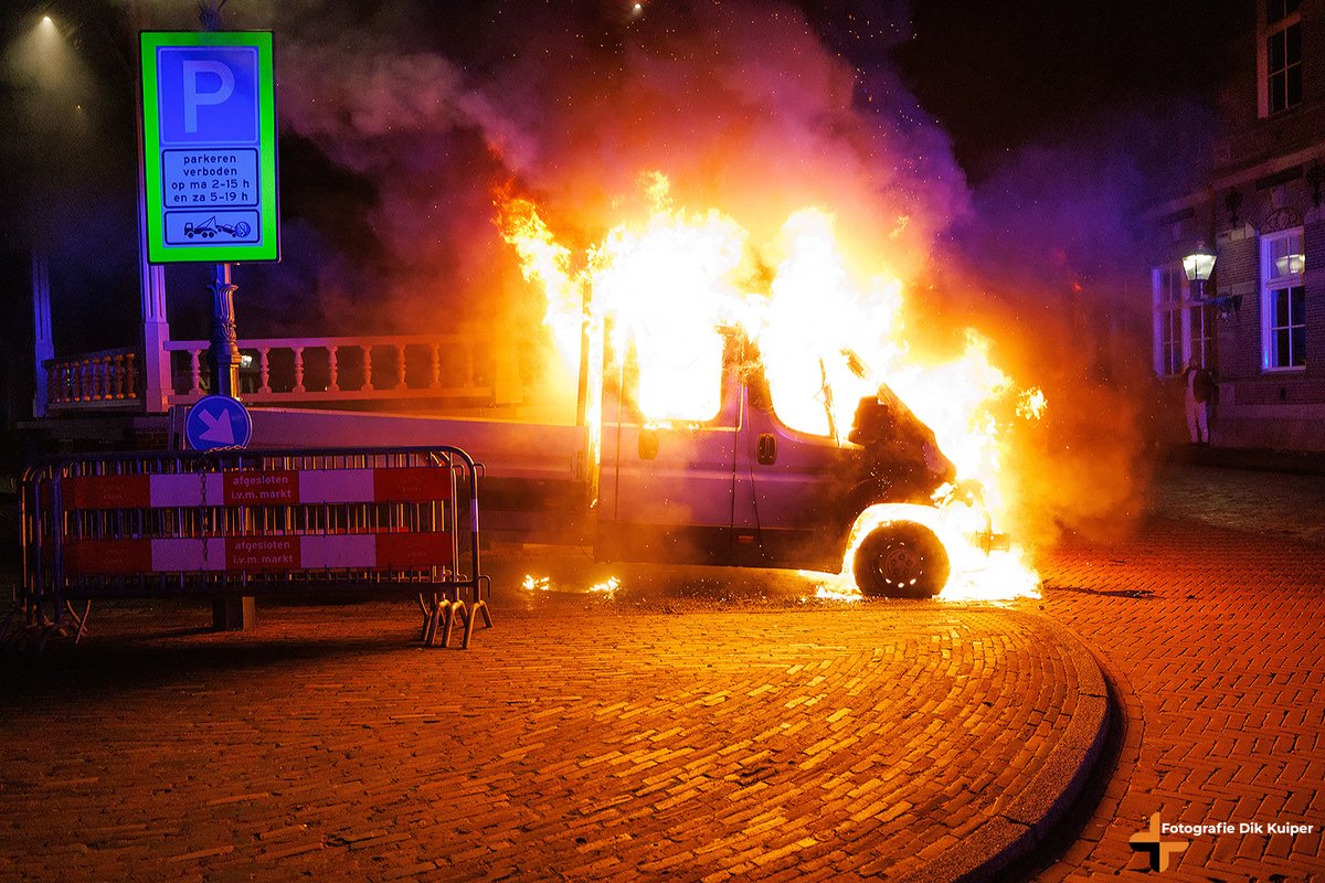 Dik_Kuiper's tweet photo. Muziektent Nieuwe Markt gered van de ondergang 
P 1 BON-01 BR wegvervoer (Auto) Nieuwe Markt #Kampen 041431 #brandweerkampen https://t.co/pU5iIzkDnk