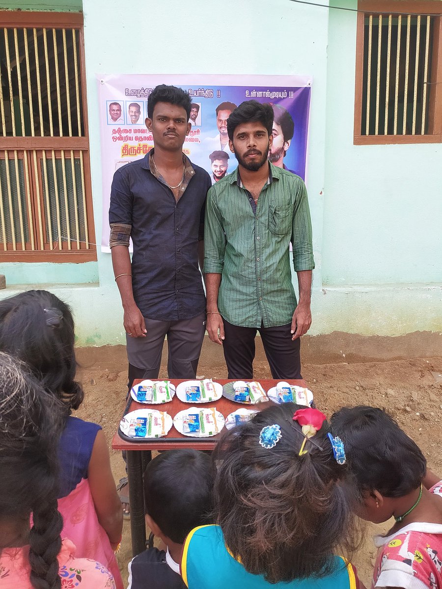 TCRVMI's tweet photo. 15/01/2023
வாரம் : 05
தளபதி அவர்களின் உத்தரவின்படி,
தஞ்சை மாவட்ட திருவிடைமருதூர் ஒன்றிய தொண்டரணி #திருச்சேறை #தளபதி_விஜய்_மக்கள்_இயக்கம்  தலைமை சார்பாக,
இன்று விலையில்லா #ரொட்டி_பால்_முட்டை வழங்கும் திட்டம் மூலம் குழந்தைகளுக்கு வழங்கப்பட்டது. https://t.co/eAFxBRZfqb