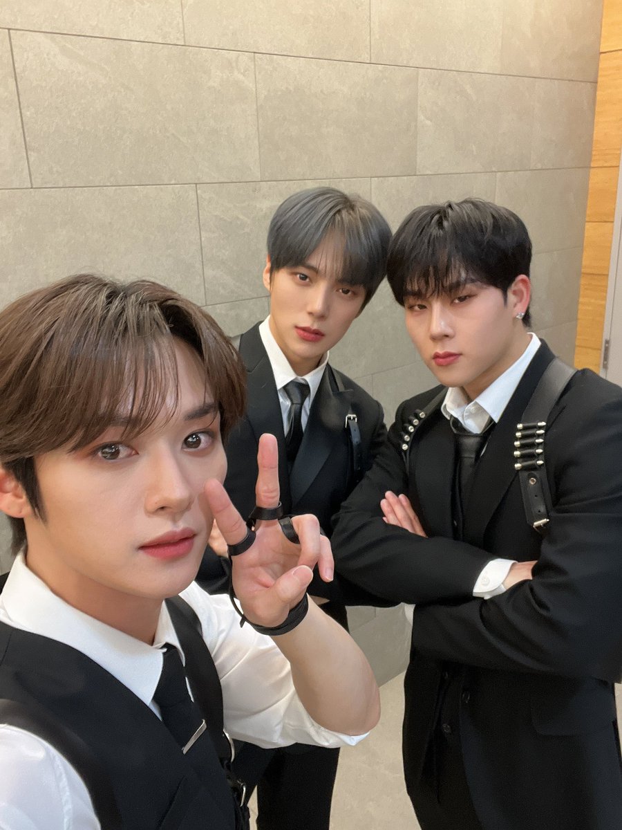 formxwhskz's tweet photo. THE CRUMBS I’VE BEEN PRAYING FOR SINCE I BECAME A STAYBEBE. MONSTA X MINHYUK AND JOOHEON WITH STRAY KIDS LEE KNOW. I CAN NOW REST. GOODBYE. https://t.co/PwFuQOWPkR
