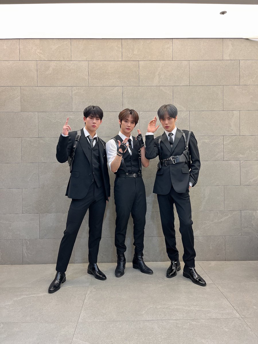 formxwhskz's tweet photo. THE CRUMBS I’VE BEEN PRAYING FOR SINCE I BECAME A STAYBEBE. MONSTA X MINHYUK AND JOOHEON WITH STRAY KIDS LEE KNOW. I CAN NOW REST. GOODBYE. https://t.co/PwFuQOWPkR