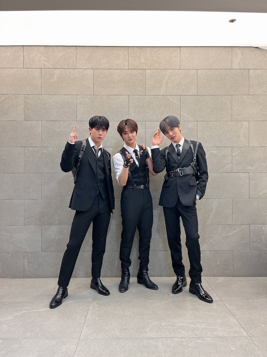 formxwhskz's tweet photo. THE CRUMBS I’VE BEEN PRAYING FOR SINCE I BECAME A STAYBEBE. MONSTA X MINHYUK AND JOOHEON WITH STRAY KIDS LEE KNOW. I CAN NOW REST. GOODBYE. https://t.co/PwFuQOWPkR