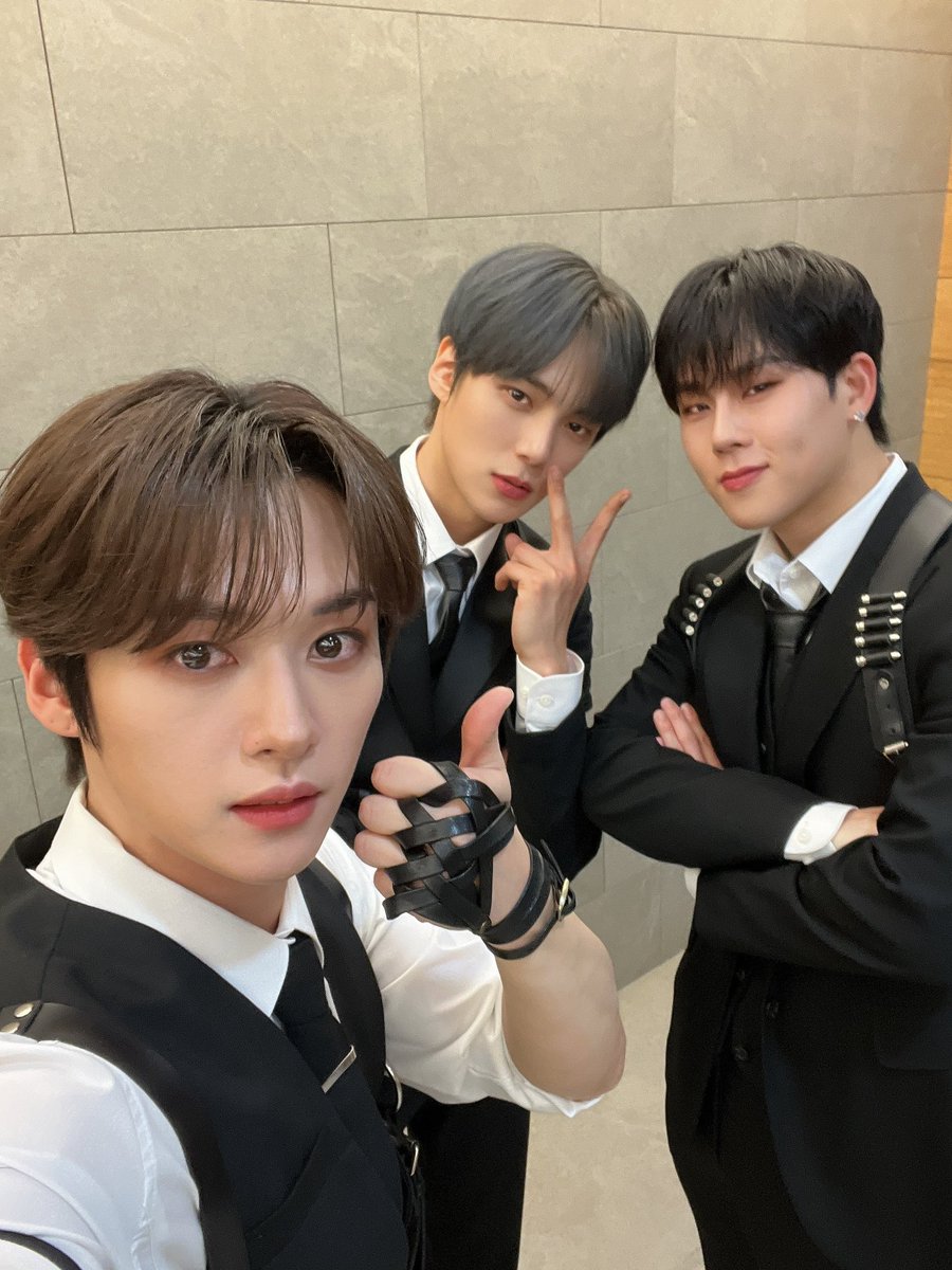 formxwhskz's tweet photo. THE CRUMBS I’VE BEEN PRAYING FOR SINCE I BECAME A STAYBEBE. MONSTA X MINHYUK AND JOOHEON WITH STRAY KIDS LEE KNOW. I CAN NOW REST. GOODBYE. https://t.co/PwFuQOWPkR