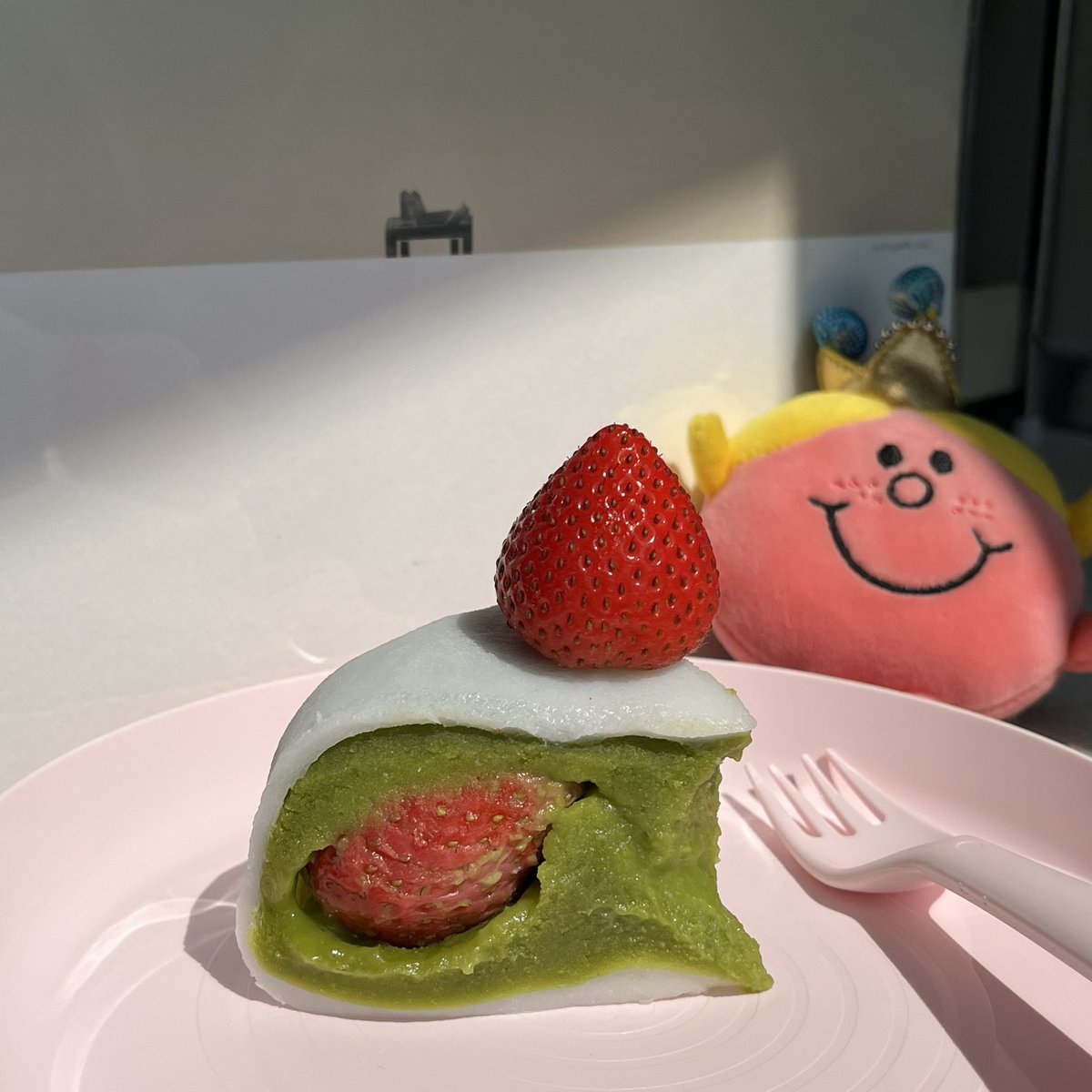 Sawarinni's tweet photo. ทุกคนนนนนนน น้องคือเค้กไดฟูกุ น่ารักมากกกกกกก ㅠㅡㅠ 🍓 ถ้าได้เป็นเค้กวันเกิดก็คือแฮปปี้สุดๆ หรือใครชอบกินไดฟูกุก็สั่งแบบเค้กมาเลย คุ้ม เราสั่งเป็นไส้ชาเขียว นุ่มหนึบ ไส้แน่น ถ่ายรูปสวยมาก 100% ร้านเดิมเลยคับ 💌junenycandy https://t.co/E6tb2SlSgk