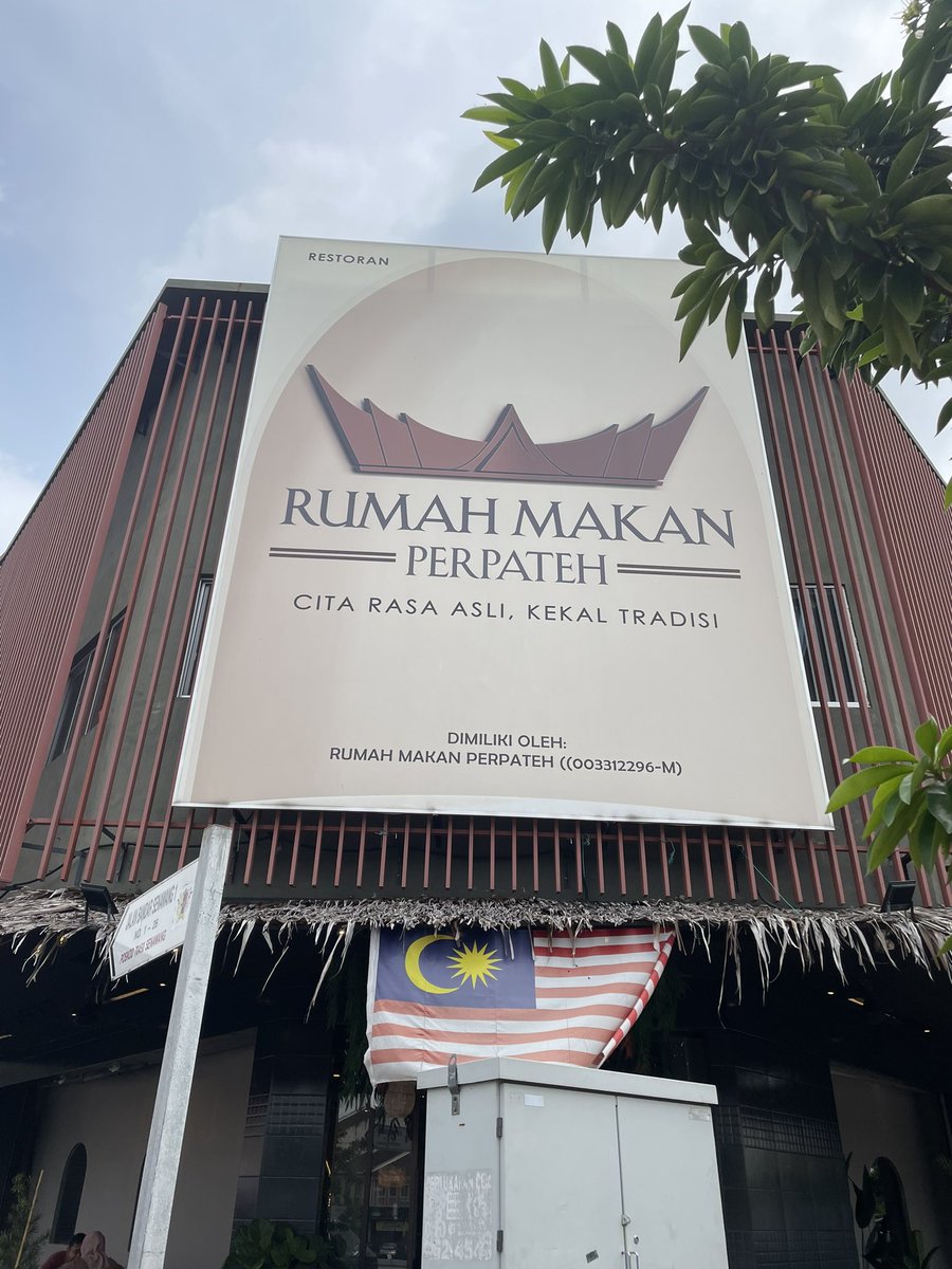 H_Bakkaniy's tweet photo. Makan? Makan.

Ke sini atas saranan berberapa orang kenalan dan pengikut di Twitterjaya.

Memang tak mengecewakan dan sejujurnya pada aku lebih sedap dari Lomak Salai semalam. https://t.co/FFWzA2jkYG