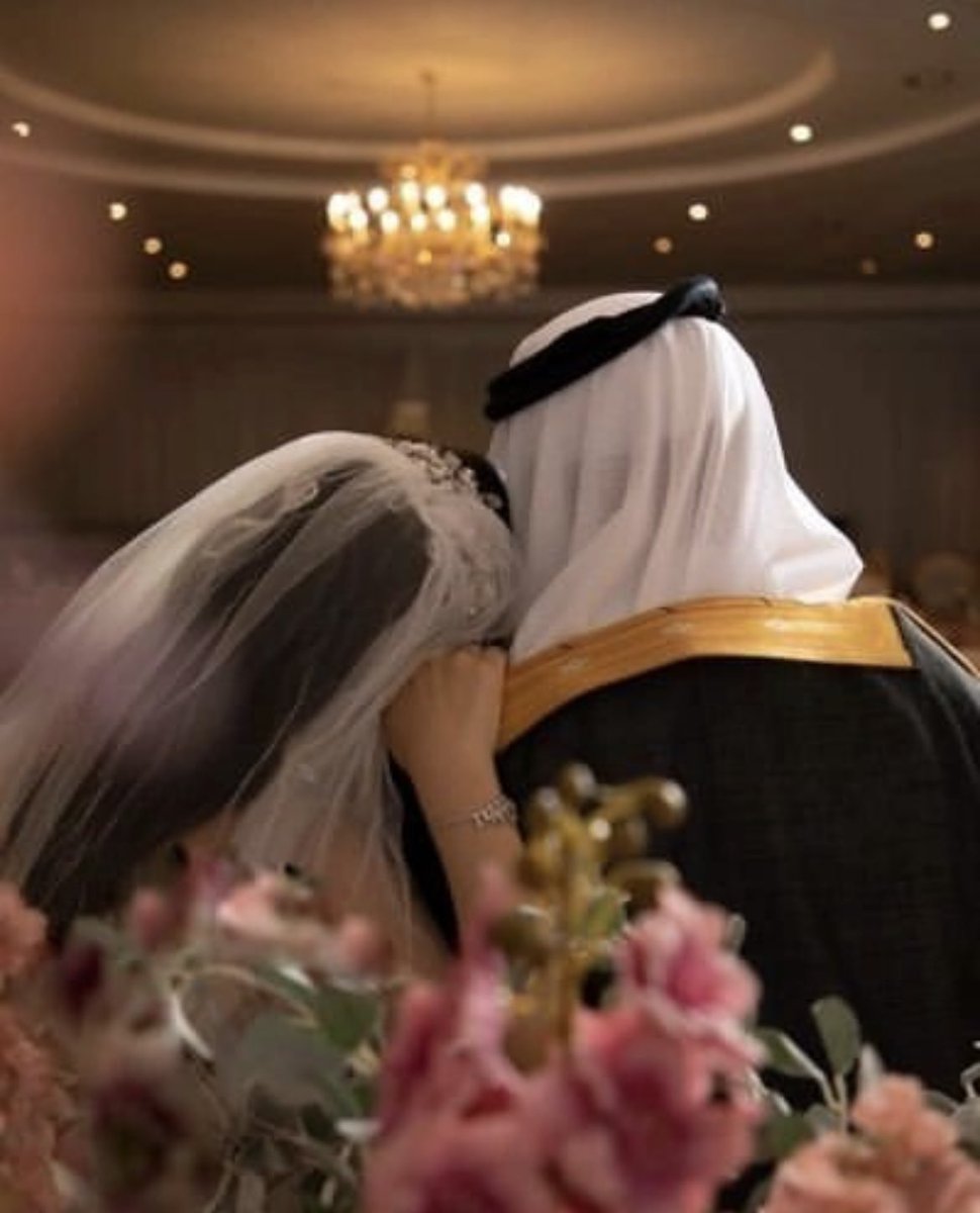 3ayushEM's tweet photo. وإن الغاية من الزواج هي الونس، أن تجد قلبًا حانيًا وقويًا، أن تعلم أن بجوارك أحد يساندك ! فكرة في حد ذاتها منصفة، فكرةٌ مقدسة للذات، ومعينة في السبل، ستجد أحدًا تشاركه الطعام، وتستأنس به في الحديث، عقلٌ جوار عقل، وقلبًا مربوطًا بقلب، يدًا تداوي وقلبٌ يحن، روحٌ تعين ونفسٌ تطمئن ❤️ https://t.co/I4s1VMQVRY