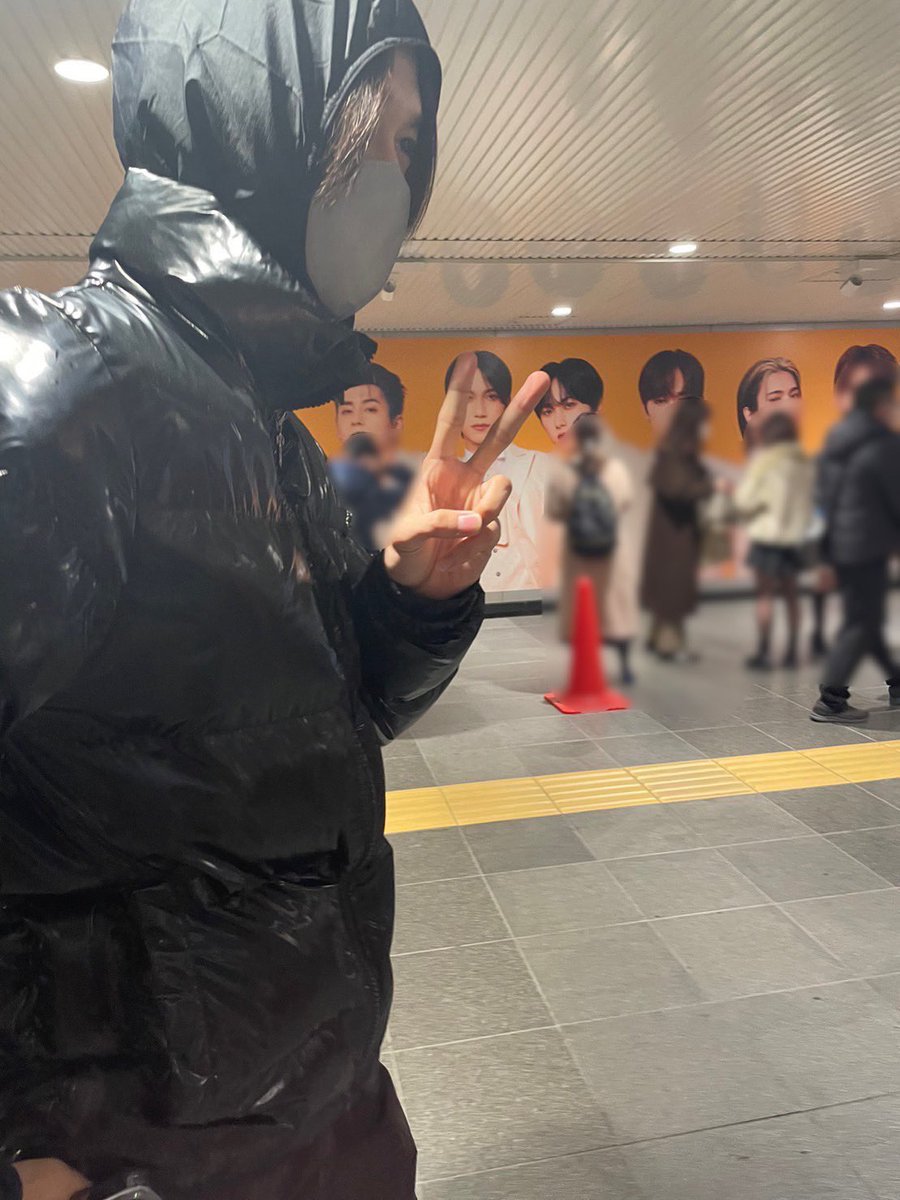 koujbn's tweet photo. オタク、看板の中のアイドルに夢中になりすぎて目の前にいる生のアイドルに気付けないの一生報われない存在すぎて辛くなる https://t.co/xelX4PIt6E