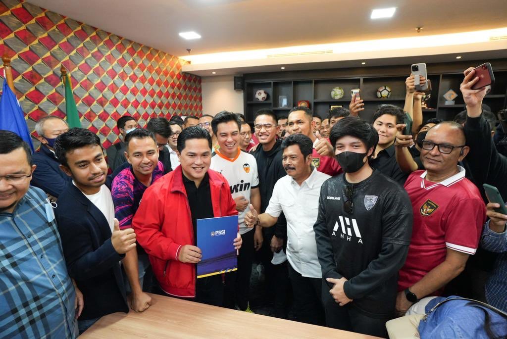 idextratime's tweet photo. Bekingan pak ET keliatan banget orang-orang yg udah muak sama keadaan sepakbola Indonesia sekarang 🤨

Exconya dibenahi pak 😴 https://t.co/6DRzwH0KAd
