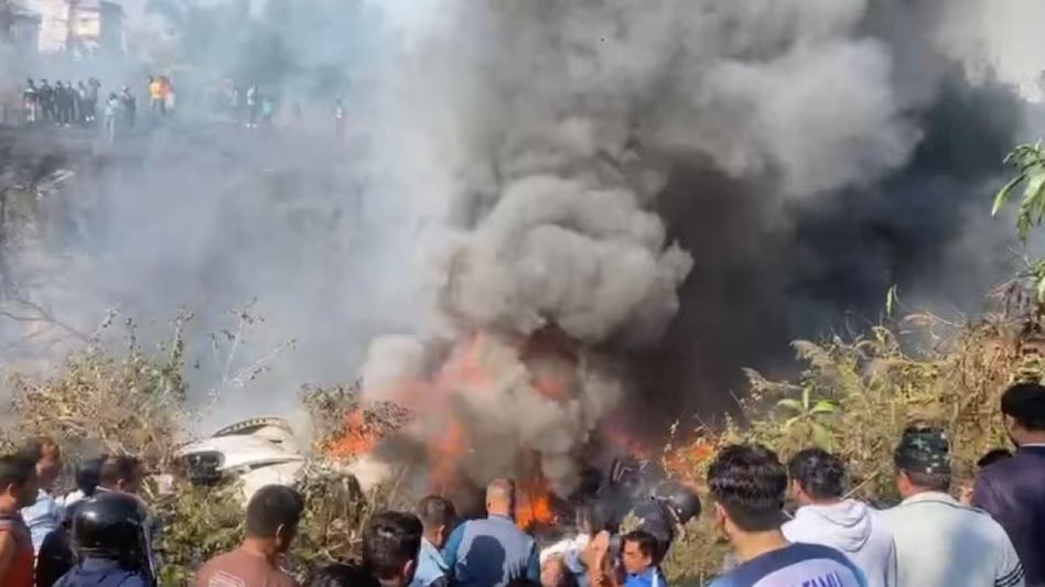 bebakprem's tweet photo. नेपाल में बड़ा विमान हादसा
#ATR_72 पैसेंजर प्लेन पोखरा के पास क्रैश
विमान में 68 यात्री और चार क्रू मेंबर थे सवार
#Nepal https://t.co/qDKw00MFDR