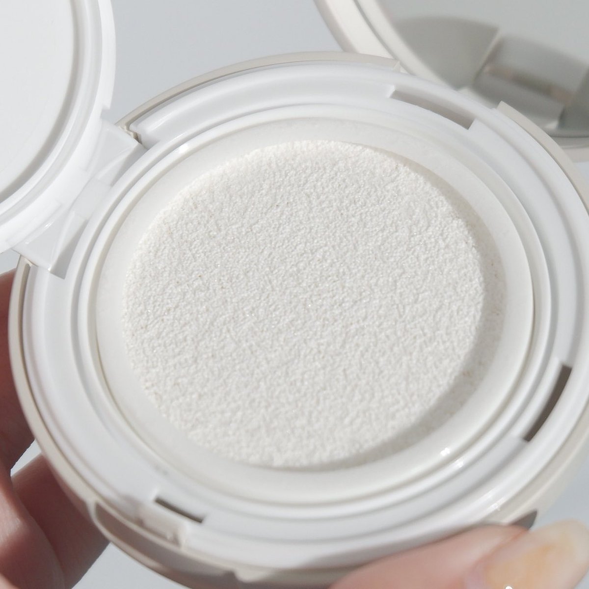 กันแดดคุชชั่น dr.bio ผิวเกาหลีมากกก เนื้อคุชชั่นเหมือนแบบหลอดเลย แต่ดูเบากว่านิดนึง อาจจะเพราะเขาออกมาพอดีกว่าแบบบีบ สบายผิวดีนะ ผิวสวยเลย ให้ฟินิชดูโกลว์เหมือนกัน แต่ไม่ฉ่ำไม่เยิ้ม ผิวมันเซตแป้งฝุ่นก็รอด ปรับผิวให้ดูไบร์ทขึ้น ผ่องขึ้น แต่ไม่ลอย👌🏻👀⭐️