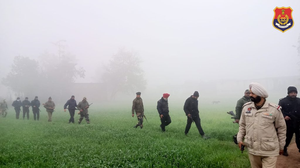 PathankotPolice's tweet image. #PathankotPolice &amp;amp; Border Security Force(#BSF) have conducted joint in-depth operation near international boundary (IB) to obstruct the smuggling of narcotics &amp;amp; weapons across the India-Pakistan border. #Secureborder #SafePunjab