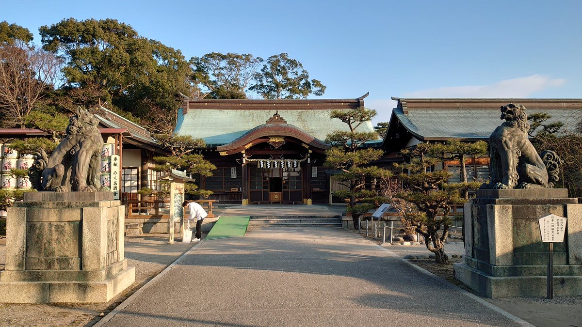 0067c0Sym's tweet photo. 津市の結城神社
津市の市街地海際、結城氏の没地に建つ建武中興十五社
朝早くで参拝される方は少なかったが、神職の方が掃除をなされており、気持ちのいい朝を迎えることができた https://t.co/oNMhbkXPhz