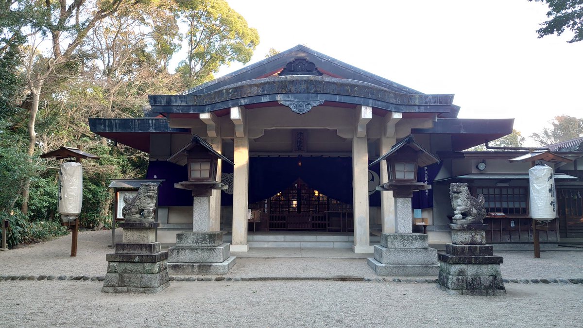 0067c0Sym's tweet photo. 津市の津八幡宮
社叢に松が植えられ、参道に白砂が敷かれていると海まで来たのだと感じる
駐車場のある裏手の参道から入る際にくぐる鳥居が小さめで、周囲の松林に埋もれてひっそりと佇んでいた https://t.co/QOG41JG1w2