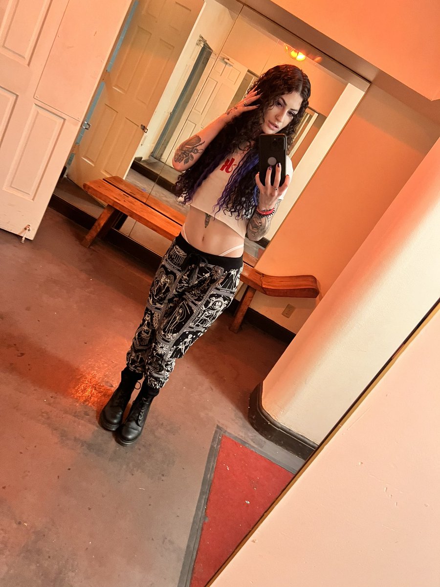 Lydia Black on Twitter: "It was too cold by my booth at the expo to