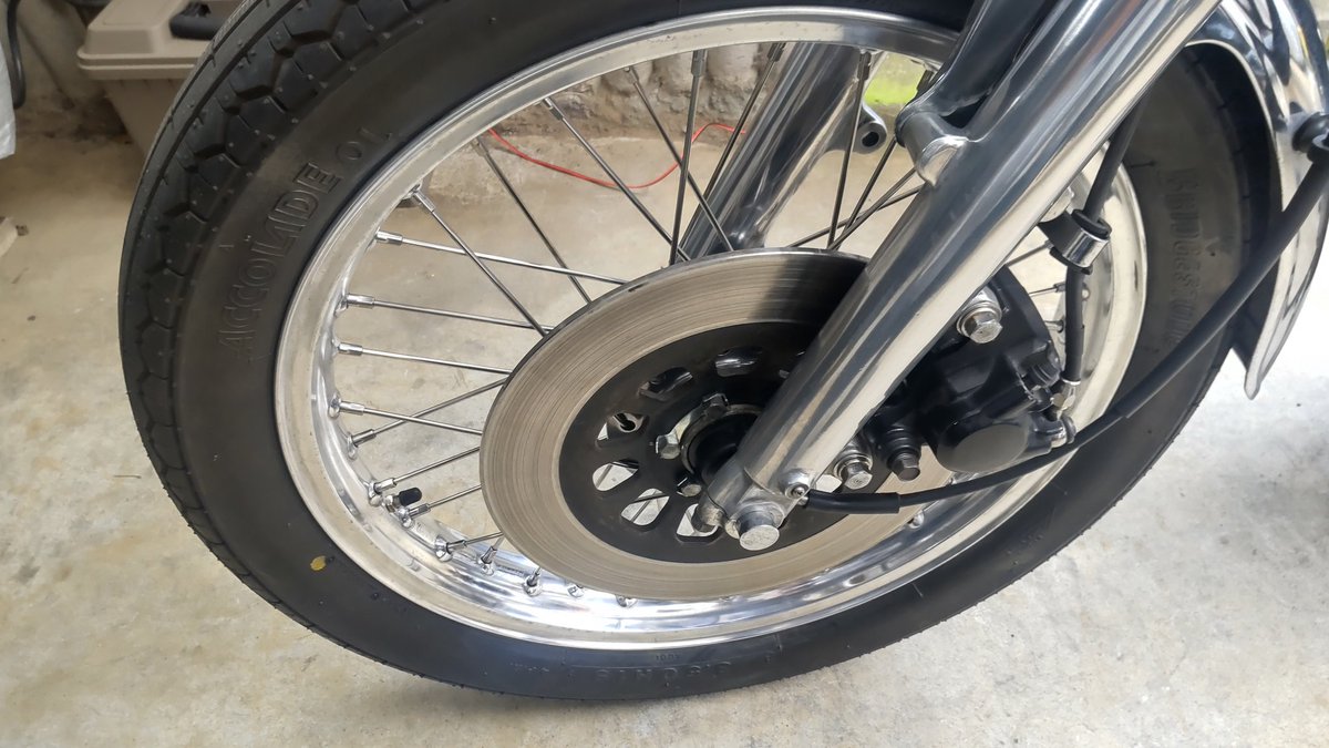 SR400__2H6's tweet photo. やっとステンレススポークが納品され、初期型のリムに組み込みました。きっと誰も気が付かないでしょうね😃
自己満足😁 https://t.co/UFZYKiNC1O
