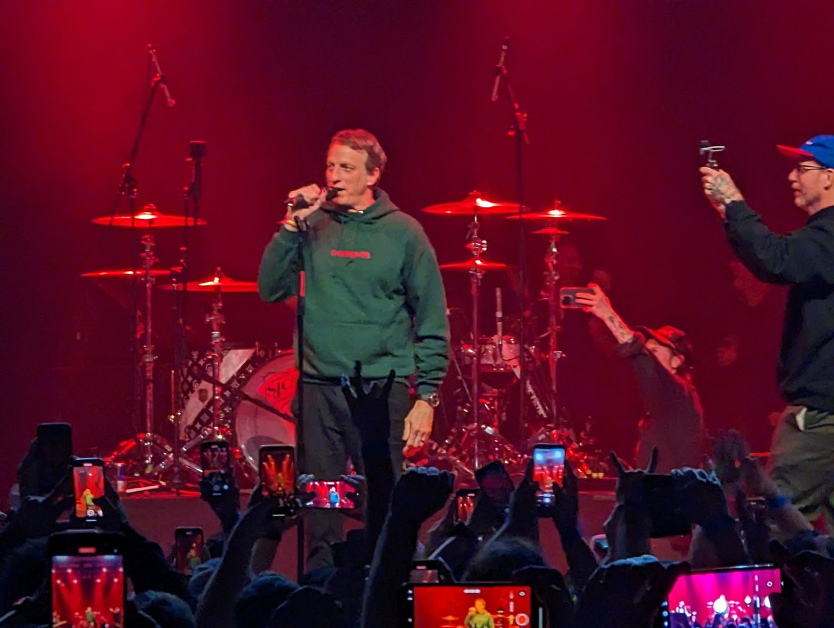 TONY FUCKING HAWK ON THE MIC SINGING SUPERMAN AT THE GOLDFINGER CONCERT *WHAT*