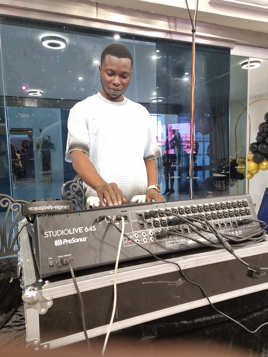 phemstac_audio's tweet photo. Our lead Engineer active on the console💯 at the @CenturyGroupNG Thanksgiving Service.

@SunmisolaAgbebi
@TFHINC
@CenturyGroupNG
DJ: @djcenteliba
@ZestEntertainment

#PhemstacAudio #SoundEngineer #PapaAjasco #Forbes #ManU #Vector #MissUniverse2022 #Teni #Rashford #Klopp https://t.co/6gz7NFSdf5