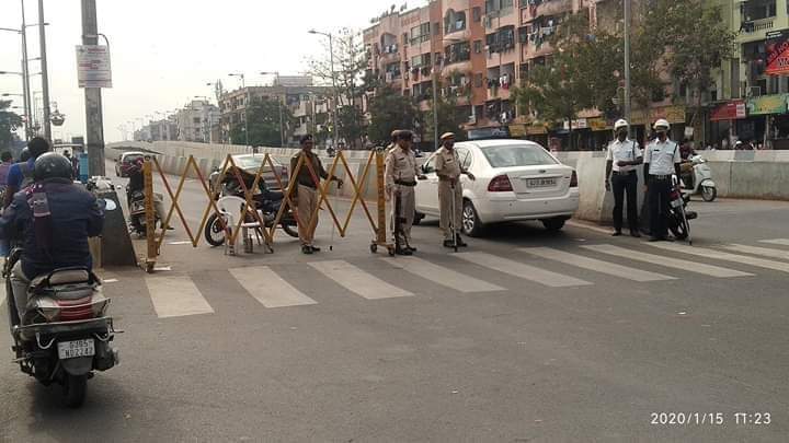 ગઈ કાલે ઉત્તરાયણના પર્વ નિમિતે સુરક્ષાના કારણોસર તમામ પુલ પર પોલીસ બંદોબસ્ત ગોઠવી ટુ વહીલર જાય નહિ એ ધ્યાન રખાયું.

સુરતના એક નાગરિક તરીકે પોલીસ પોતાના પરિવાર સાથે તહેવાર ઉજવવાને બદલે ફરજ બજાવી એ બદલ આભાર વ્યક્ત કરીયે છીયે.

<a href="/CP_SuratCity/">Surat City Police</a> <a href="/CP_SuratCity/">Surat City Police</a> <a href="/dgpgujarat/">DGP Gujarat</a> <a href="/sanghaviharsh/">Harsh Sanghavi</a>