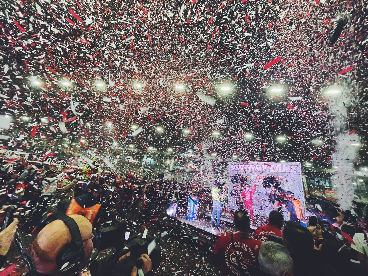 dirt_crowd's tweet photo. #DIRTCROWD WINNING!!
Congratulations @Logan_Seavey @SwindellSpdLab
If you were impressed by that performance you can support Logan HERE ➡️ https://t.co/qJgD1kzNuJ
#SupportYourDriver https://t.co/zAuVeaRELl