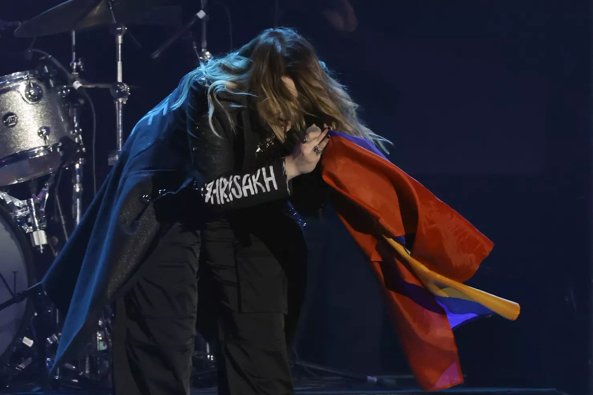 REPUBLICPRESS_'s tweet photo. At the iHeartRadio music festival, Armenian singer Rosa Linn took the opportunity to take her stance against the ongoing blockade of Artsakh by donning a jacket that read "Stop The Blockade" &amp; holding the Armenian flag high. https://t.co/tXm6jBQWM9

📷 Getty Images North America https://t.co/rEGqmBWiUz