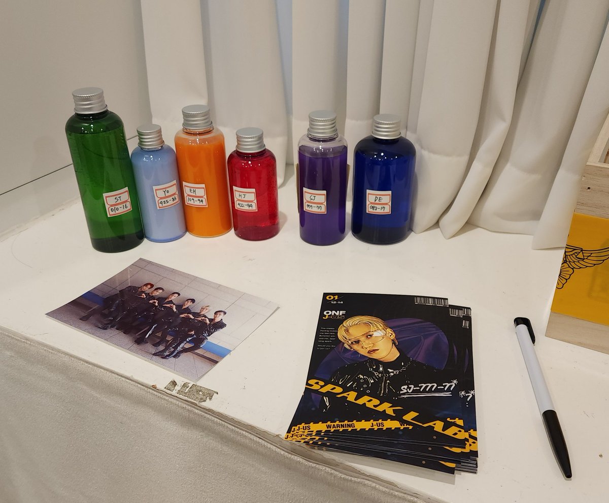 j_jee_j's tweet photo. 재밌는요소 가득
꼼꼼히 준비한 추리와 과학속 어딘가
찾아보는 승준이의 흔적
젤 재밌었던건
색물병으로 표현된 온앤오프 ㅋ
#SPARK_LAB
#승준이와_나_사이_튀는_spark https://t.co/iQHiWzBrqo