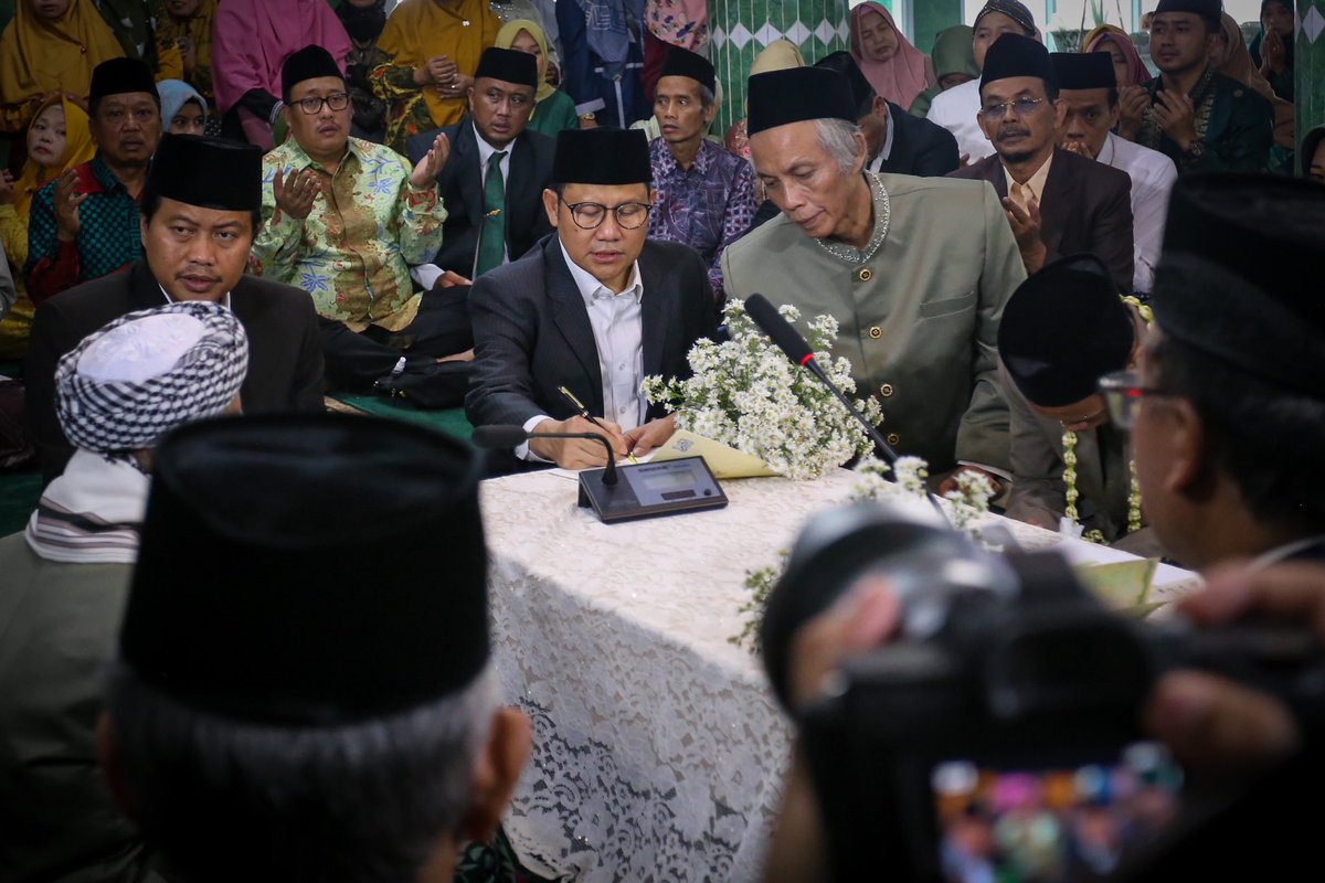 Hari ini saya berbahagia sekali menjadi saksi besanan Ketua Dewan Syuro PKB Yogya dengan Ketua Dewan Syuro PKB Puwokerto.DenganGus <a href="/yusuf_ch/">M Yusuf Chudlory</a> menjadi saksi nikah puteri tercinta Kyai Masrur Yogyakarta; Ning Kamaliyatunnikmah dg Gus Manan Abdullah, Putera Kyai Mukhlasin Khadzik.