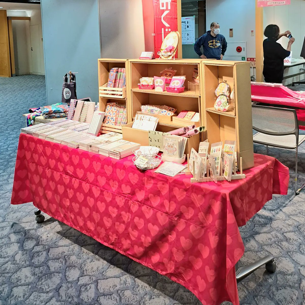 scratch_factory's tweet photo. #ペーパーサミット 終了しました!
お越し下さった皆さまありがとうございました😊
万年筆でも滲まず書ける和紙一筆箋とレトロフラワー封筒セットが人気でしたね~。
フォトスポットでのCMYKポーズの撮影に横目でほくそ笑んでた私です😁
またイベント等でお会いしましょ~✨
#ScratchFactory #紙雑貨 https://t.co/rAlANm9sr9