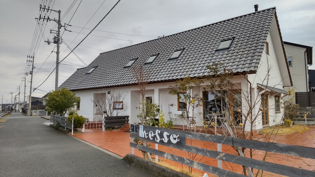 ehime1976's tweet photo. 今日のおやつ
伊予市米湊
#messo
苺のエクレア
#いちごの日 に因んだものを食べようと、インスタで一目惚れしたエクレアを買いに伊予市まで足を延ばしました😍
カスタードと生クリームの間に苺が挟まれてて、もう口の中がお祭り状態になりますよっ🍓✨ https://t.co/x5XP3TpnlV